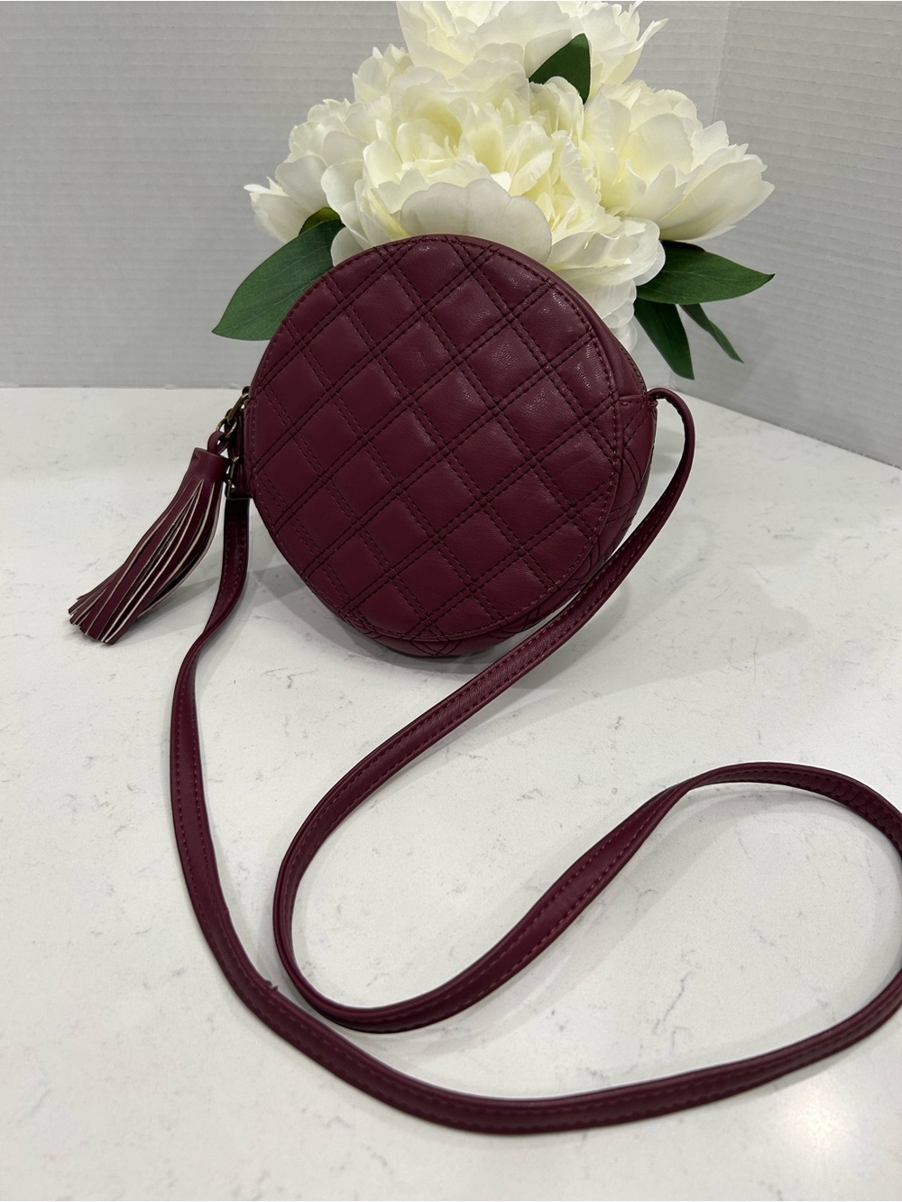 art class Quilted Round Crossbody Bag - Wine